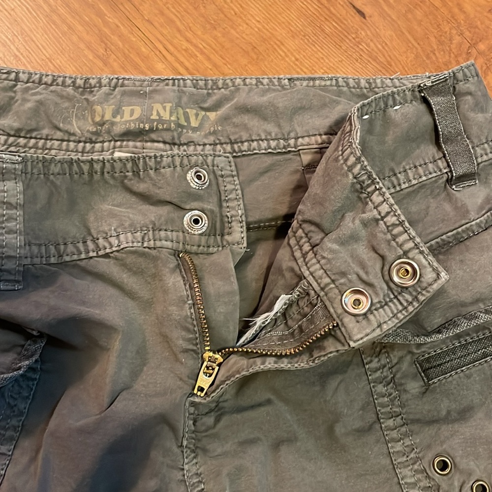 Old Navy cargo Bermuda shorts. - Picture 5 of 6